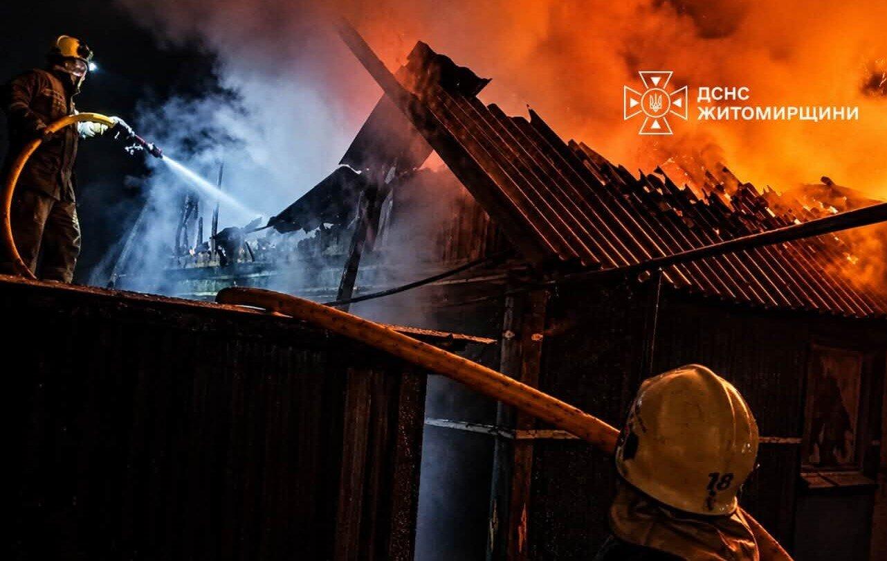 На Звягельщині рятувальники гасили масштабну пожежу в дерев'яному будинку