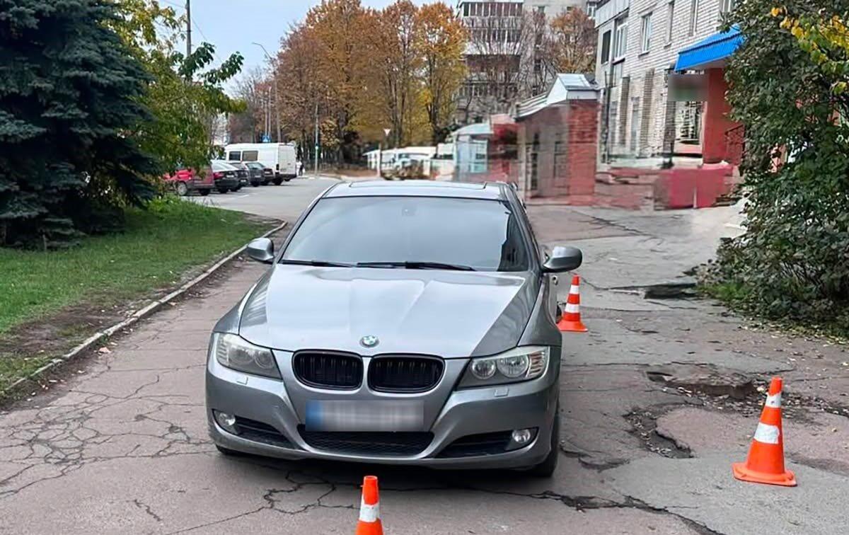 У Звягелі автівка під час руху заднім ходом збила жінку