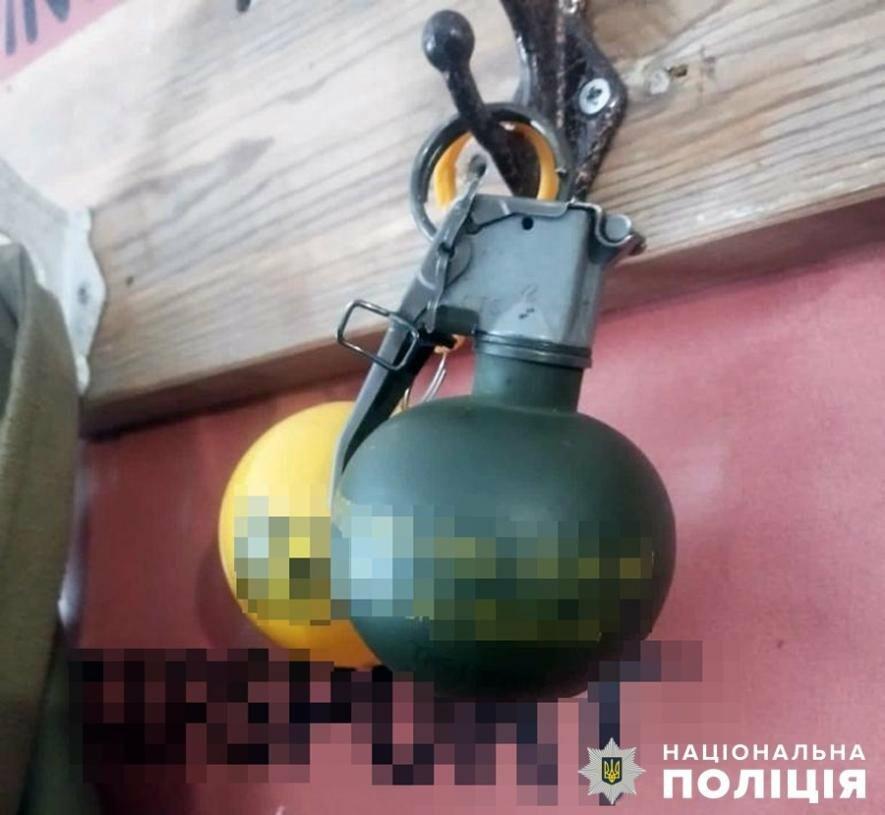 З помешкання жителя Звягельщини правоохоронці вилучили гранату ...