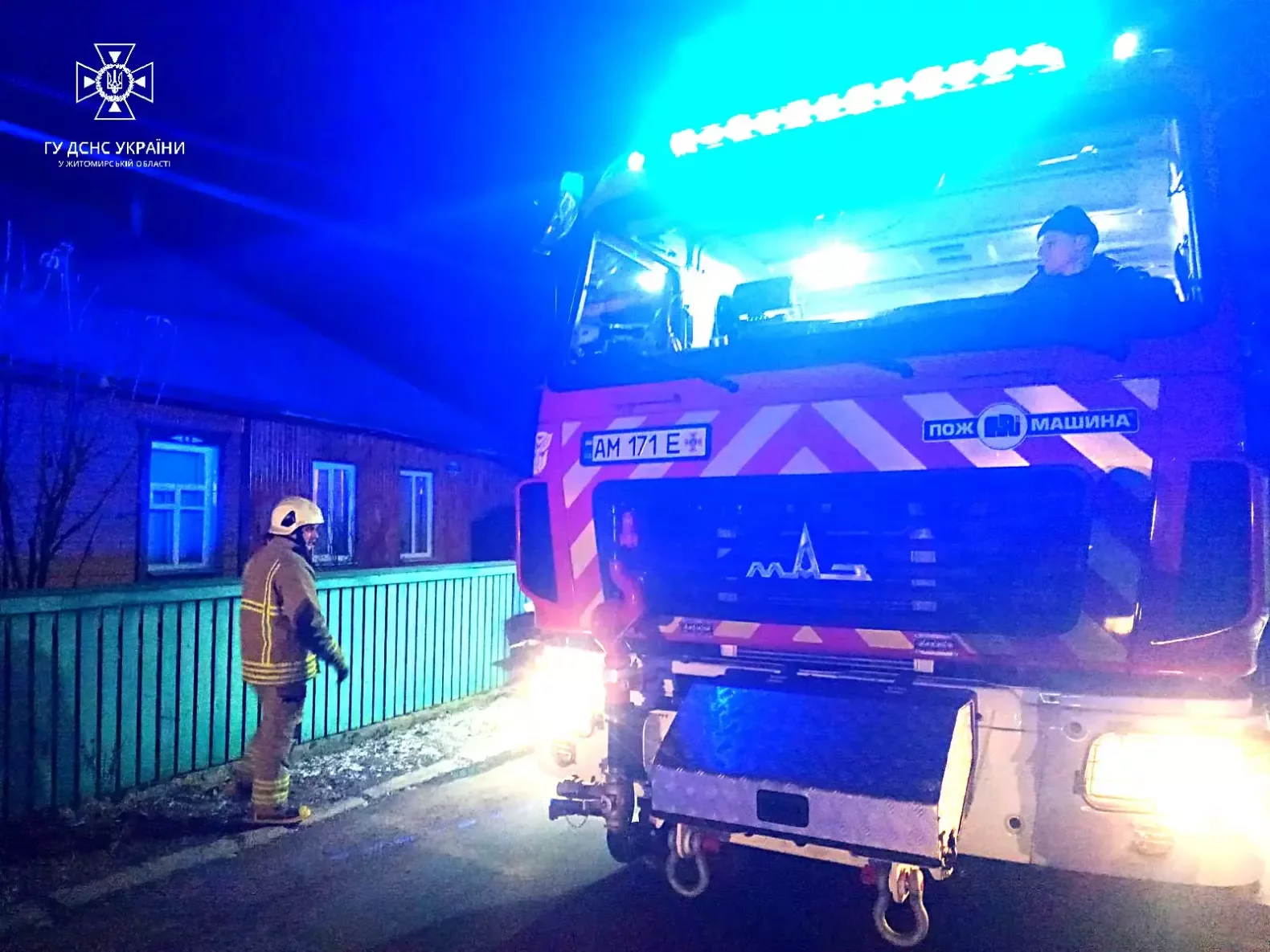 У Звягелі горів будинок на 9 господарів: надзвичайники назвали попередню причину займання