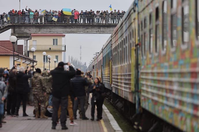 Перший поїзд з Києва прибув до звільненого Херсона, в місті запрацювали 