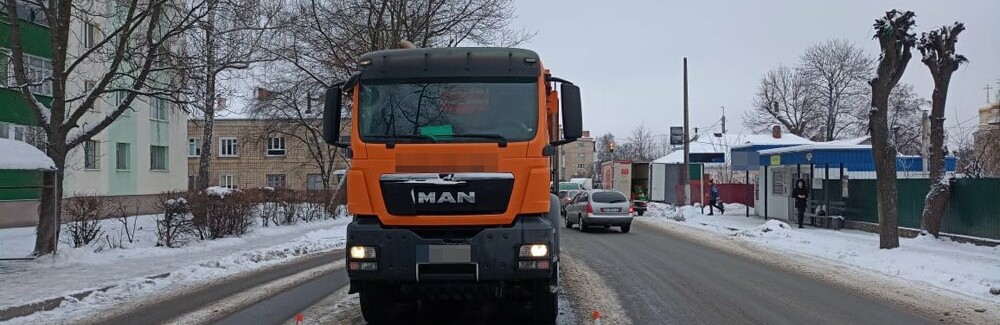 У Звягелі водій на MAN збив місцевого мешканця: чоловіка доставили до травматології