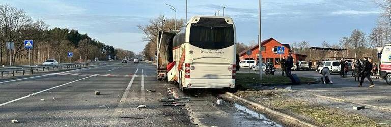 Смертельна ДТП на Звягельщині: рейсовий автобус зіштовхнувся з вантажівкою, водій загинув 