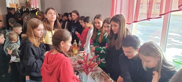Діти з Баранівського ліцею, що на Звягельщині, влаштували ярмарок смаколиків заради ЗСУ