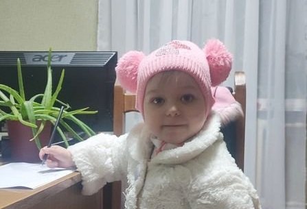 Маленьку Олександру, яку в ТЦ Житомира залишила бабуся, забрала мама