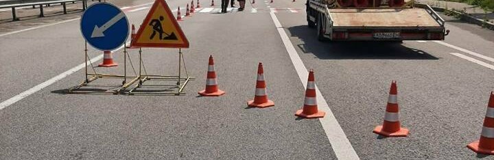 На трасі у Звягельському районі оновлюють червоно-білі 