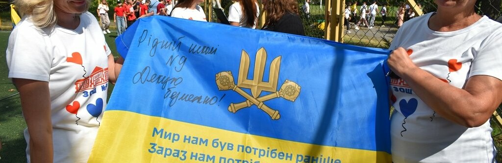 Головнокомандувач ЗСУ Валерій Залужний передав прапор України для рідної школи в Звягелі