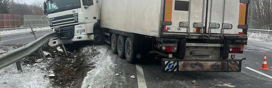 На трасі неподалік Звягельської громади сталася ДТП, рух в напрямку Києва ускладнений