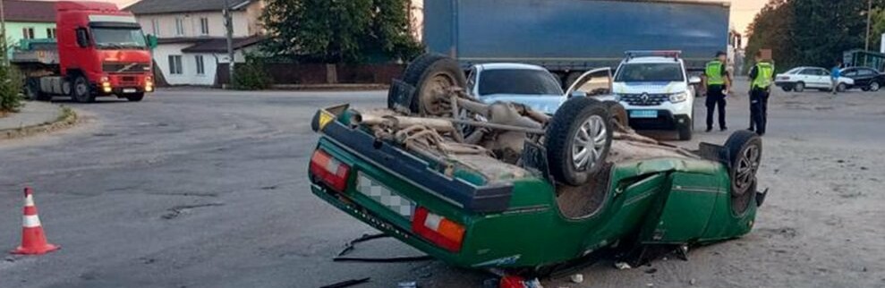На Звягельщині сталася ДТП: у Баранівці перекинувся «ВАЗ»