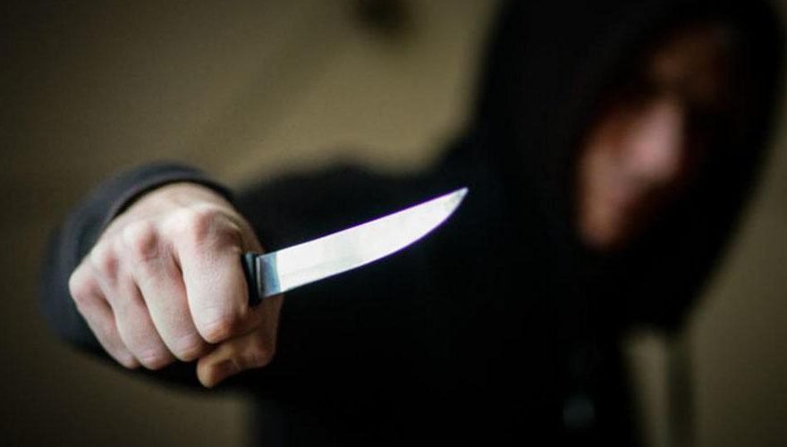 У місті на Житомирщині батько кілька разів вдарив сина ножем — потерпілого ушпиталили до лікарні
