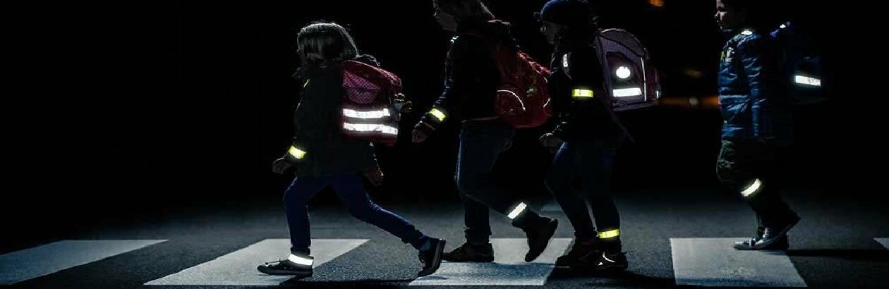 Стань помітним у темряві: поліція закликає пішоходів мати на одязі світловідбивні елементи