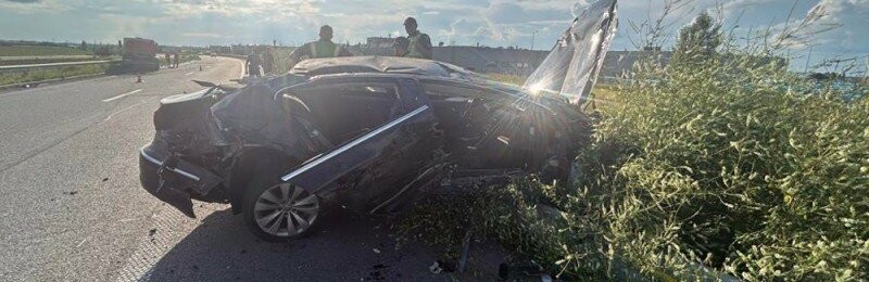 На Звягельщині нетверезий водій на Volkswagen врізався у війбійник: він та пасажир отримали травми