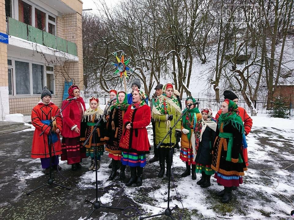 Сотні звягельчан скупались в освяченій воді Случі (ФОТО), фото-3 Сотні звягельчан скупались в освяченій воді Случі (ФОТО), фото-3