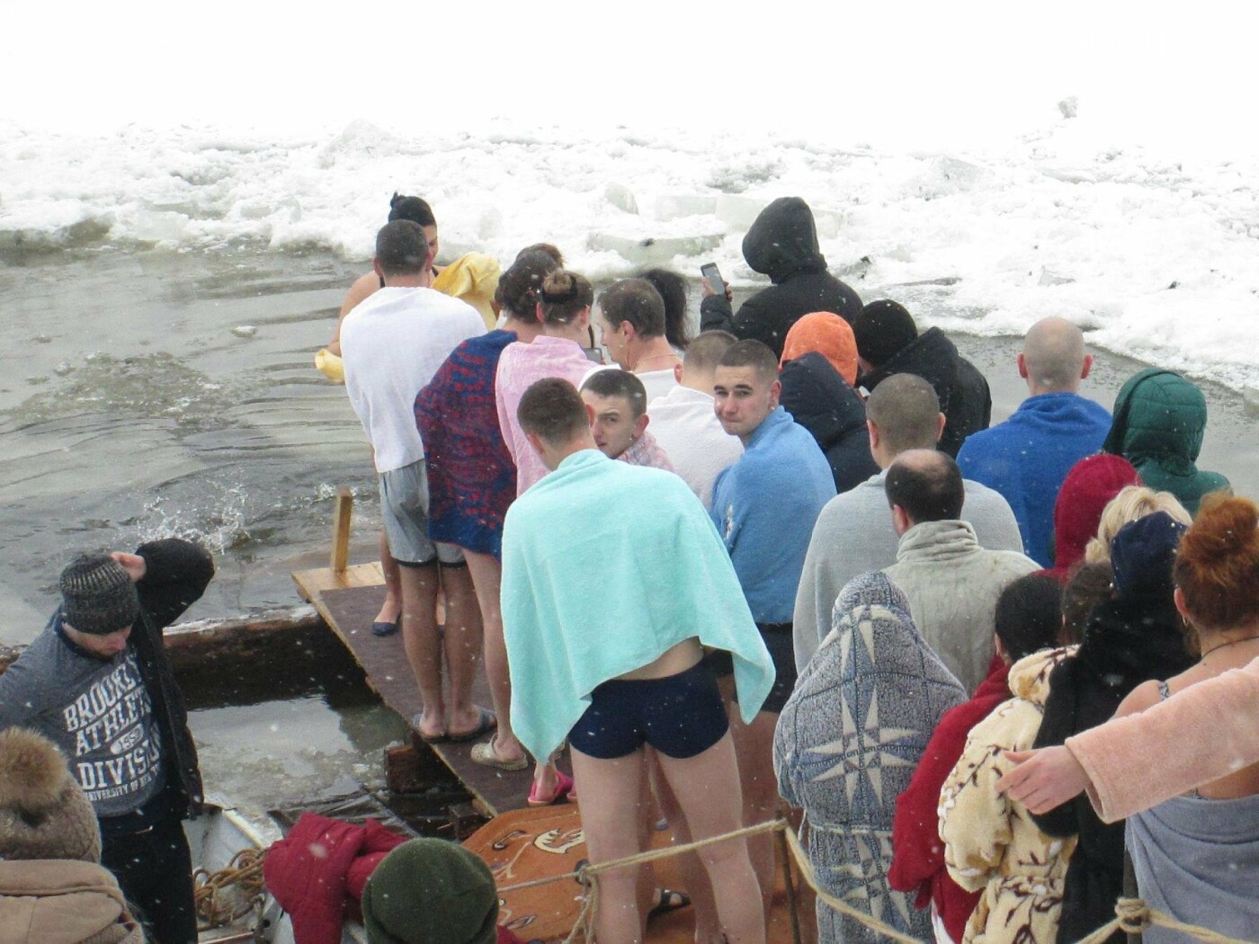 Сотні звягельчан скупались в освяченій воді Случі (ФОТО), фото-1 Сотні звягельчан скупались в освяченій воді Случі (ФОТО), фото-1