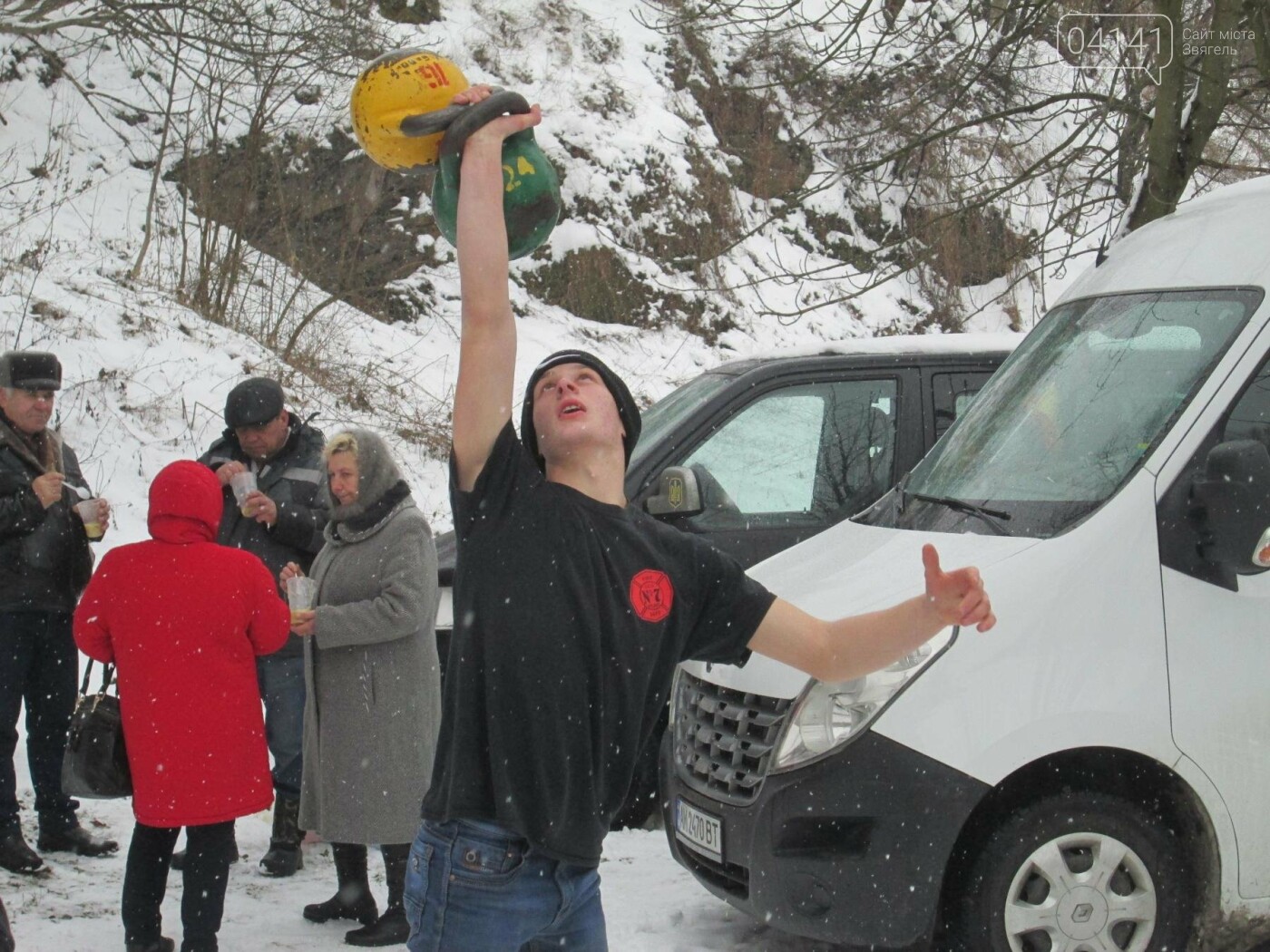 Сотні звягельчан скупались в освяченій воді Случі (ФОТО), фото-4 Сотні звягельчан скупались в освяченій воді Случі (ФОТО), фото-4