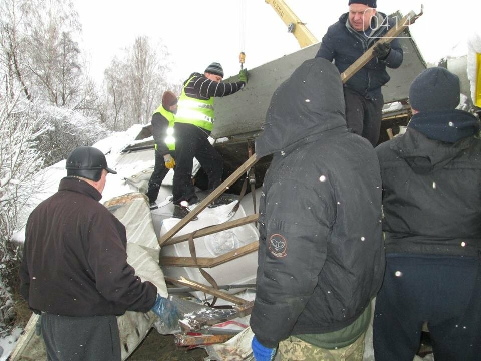 Військові-інженери з Новограда-Волинського допомогли власни..., фото-4 Військові-інженери з Новограда-Волинського допомогли власнику розбитої на трасі вантажівки (ФОТО), фото-4