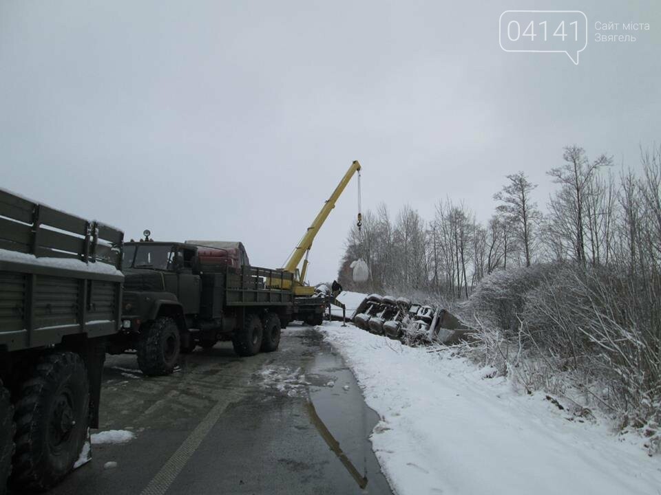 Військові-інженери з Новограда-Волинського допомогли власни..., фото-3 Військові-інженери з Новограда-Волинського допомогли власнику розбитої на трасі вантажівки (ФОТО), фото-3