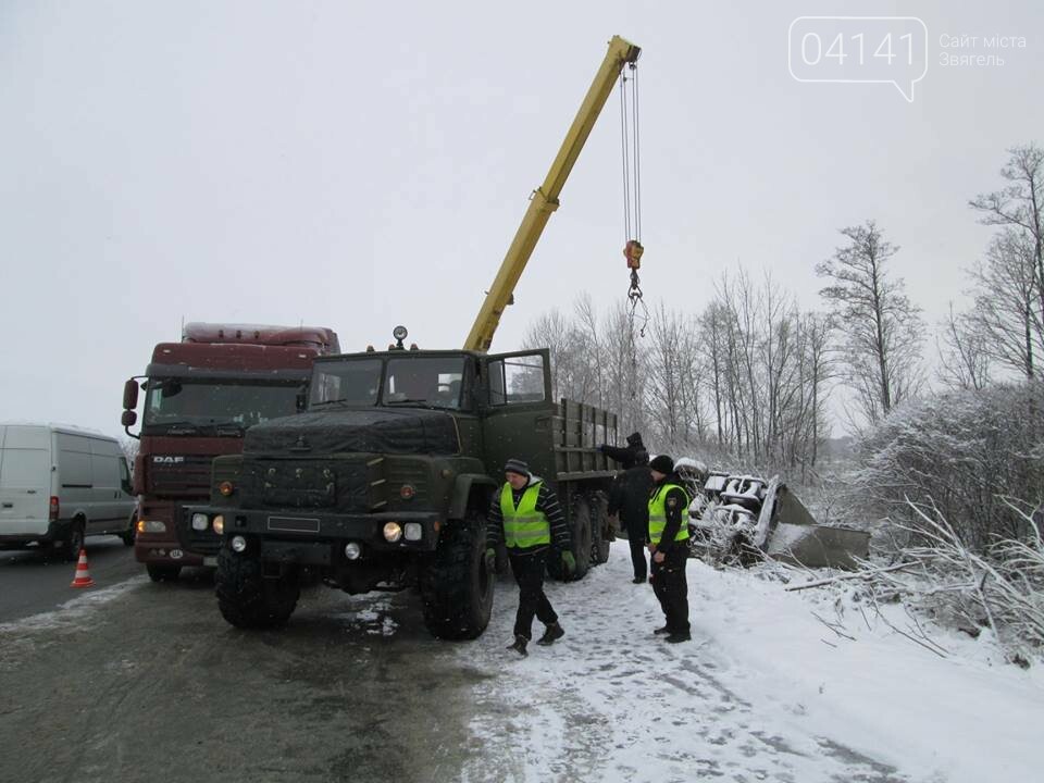 Військові-інженери з Новограда-Волинського допомогли власни..., фото-2 Військові-інженери з Новограда-Волинського допомогли власнику розбитої на трасі вантажівки (ФОТО), фото-2