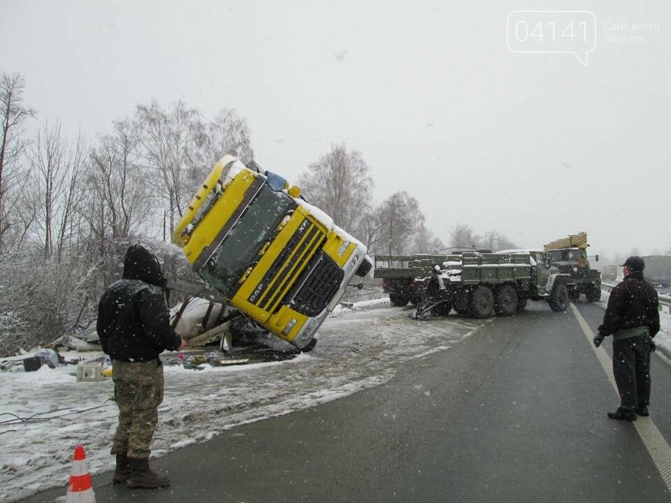 Військові-інженери з Новограда-Волинського допомогли власни..., фото-1 Військові-інженери з Новограда-Волинського допомогли власнику розбитої на трасі вантажівки (ФОТО), фото-1