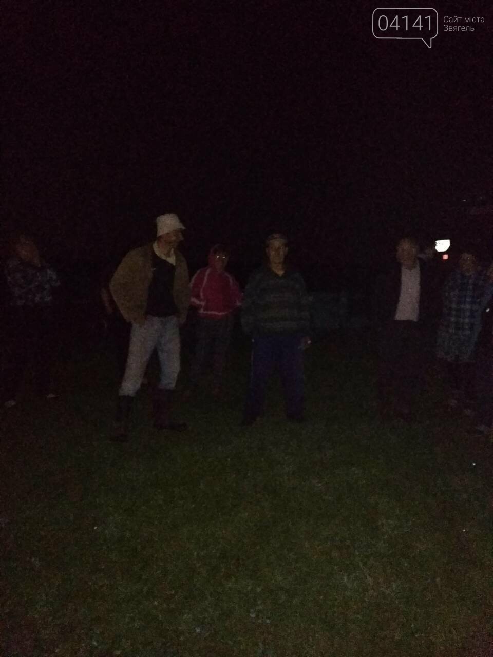 У Новоград-Волинському районі війна за землю: Уночі в селі..., фото-4 У Новоград-Волинському районі війна за землю: Уночі в селі Гульськ люди не допустили обробки спірних ділянок (ФОТО), фото-4