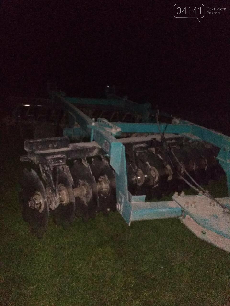 У Новоград-Волинському районі війна за землю: Уночі в селі..., фото-3 У Новоград-Волинському районі війна за землю: Уночі в селі Гульськ люди не допустили обробки спірних ділянок (ФОТО), фото-3