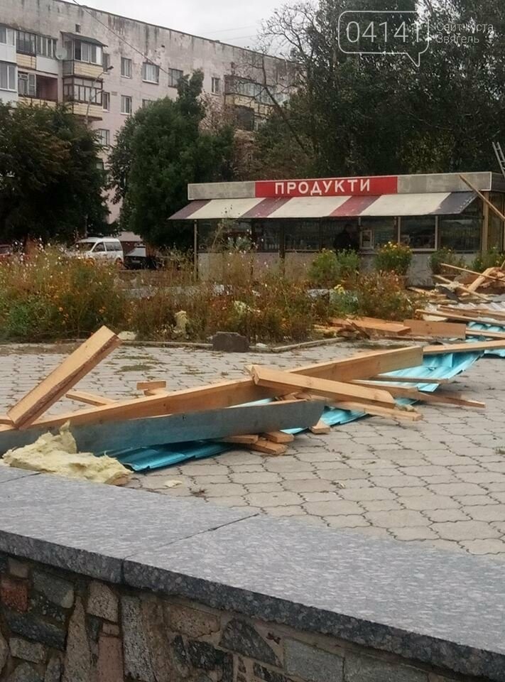 У Новограді-Волинському вітер наробив лиха (ФОТО, ВІДЕО), фото-6 У Новограді-Волинському вітер наробив лиха (ФОТО, ВІДЕО), фото-6