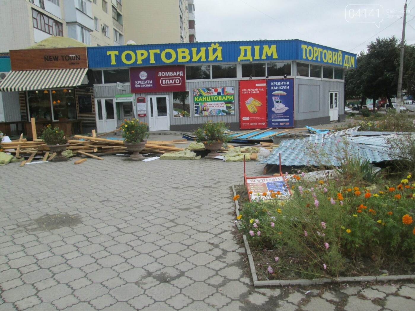 У Новограді-Волинському вітер наробив лиха (ФОТО, ВІДЕО), фото-2 У Новограді-Волинському вітер наробив лиха (ФОТО, ВІДЕО), фото-2