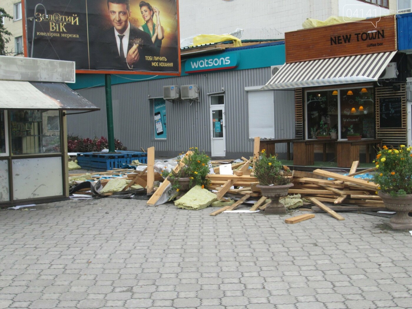 У Новограді-Волинському вітер наробив лиха (ФОТО, ВІДЕО), фото-3 У Новограді-Волинському вітер наробив лиха (ФОТО, ВІДЕО), фото-3