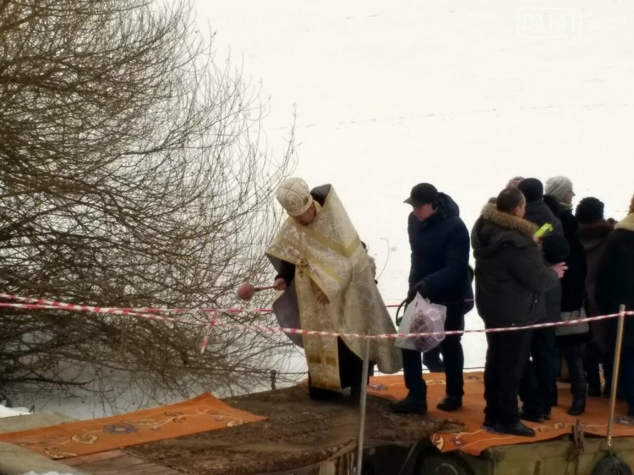У свято Водохреща сотні звягельчан прийняли благодатну купі..., фото-3 У свято Водохреща сотні звягельчан прийняли благодатну купіль на Случі (ФОТО), фото-3