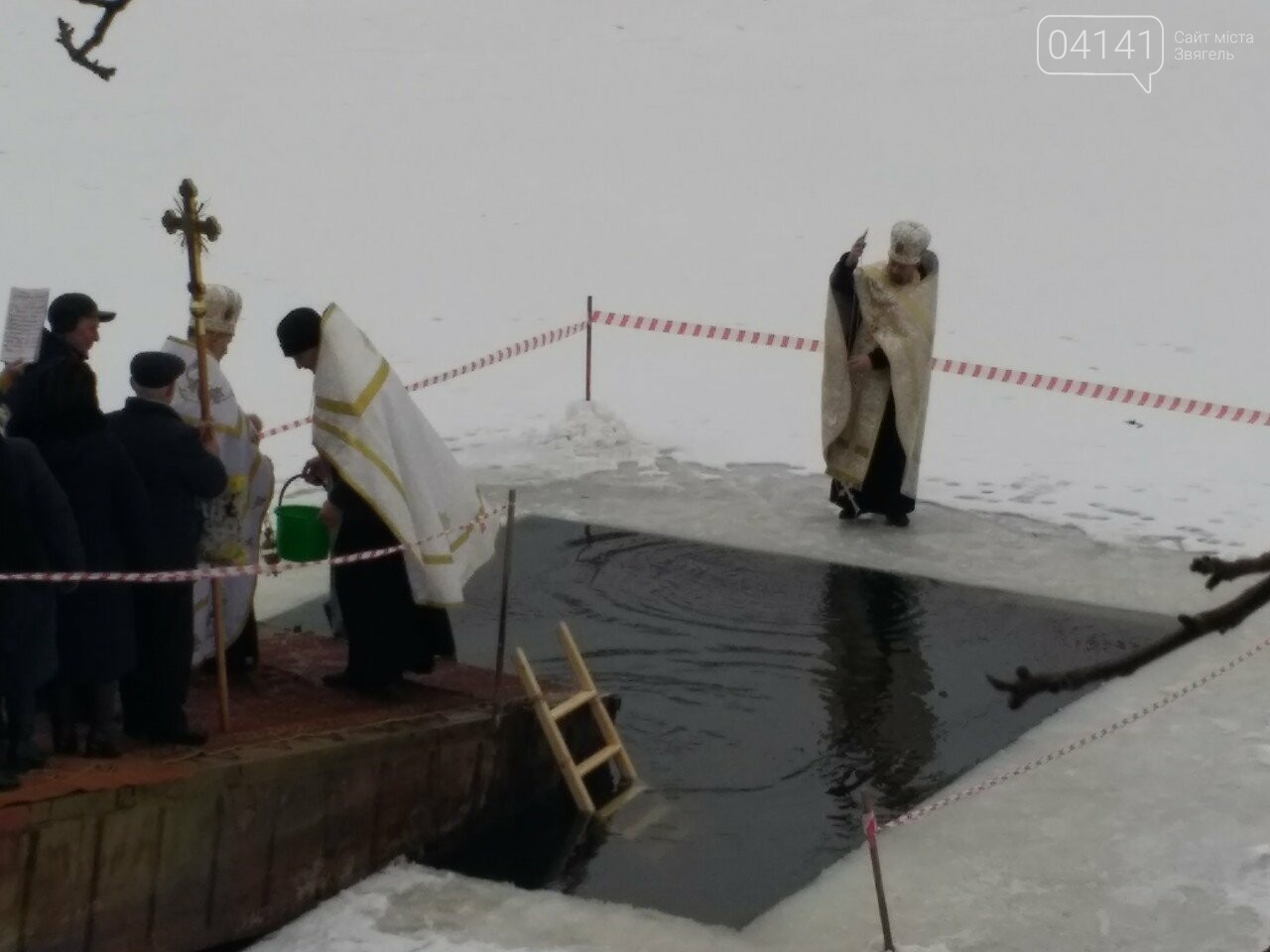 У свято Водохреща сотні звягельчан прийняли благодатну купі..., фото-2 У свято Водохреща сотні звягельчан прийняли благодатну купіль на Случі (ФОТО), фото-2