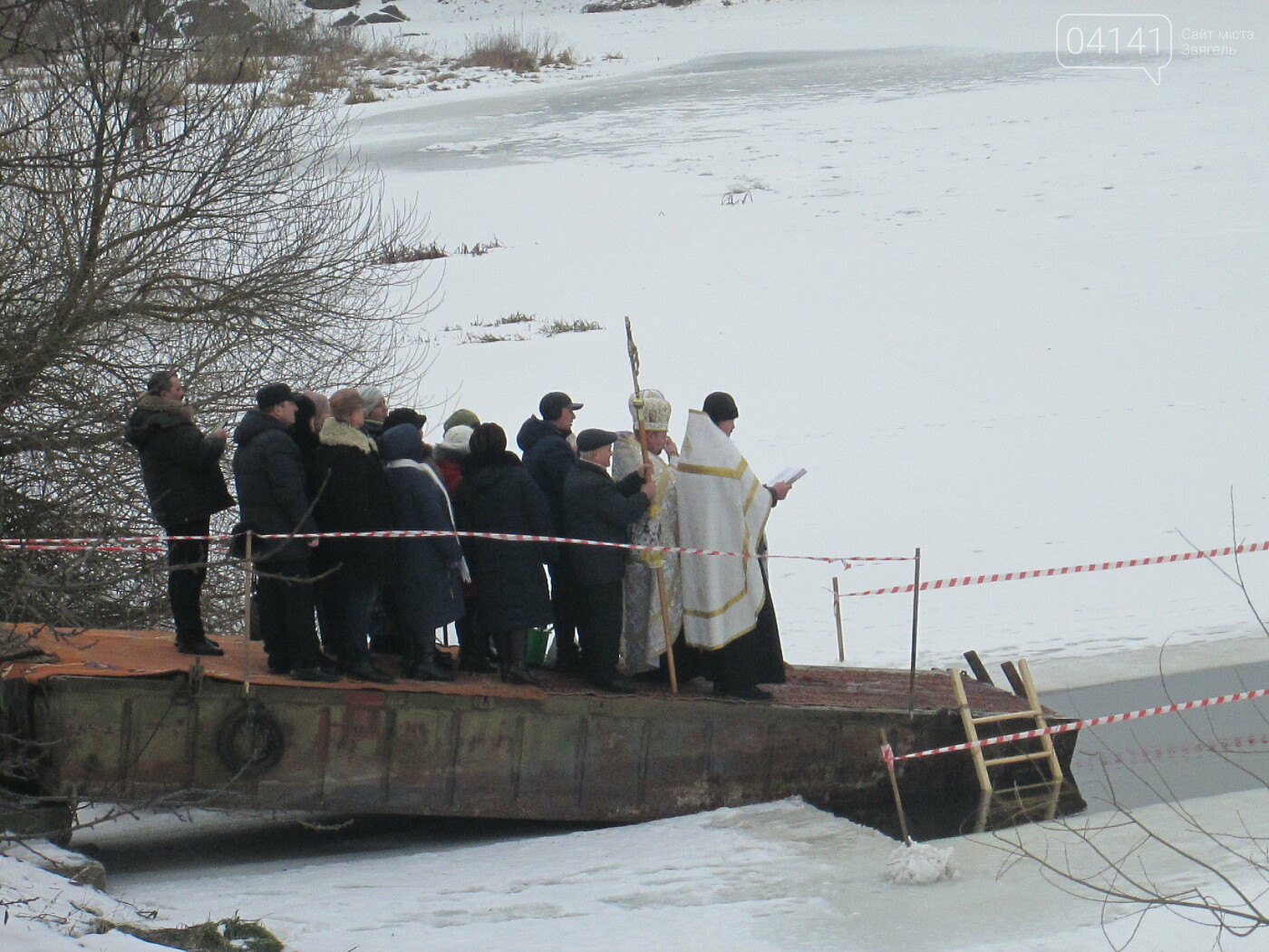 У свято Водохреща сотні звягельчан прийняли благодатну купі..., фото-1 У свято Водохреща сотні звягельчан прийняли благодатну купіль на Случі (ФОТО), фото-1