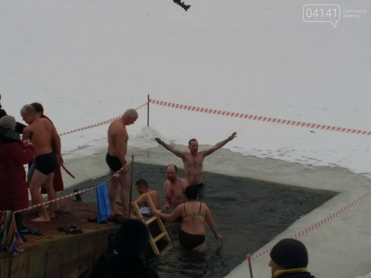 У свято Водохреща сотні звягельчан прийняли благодатну купі..., фото-4 У свято Водохреща сотні звягельчан прийняли благодатну купіль на Случі (ФОТО), фото-4