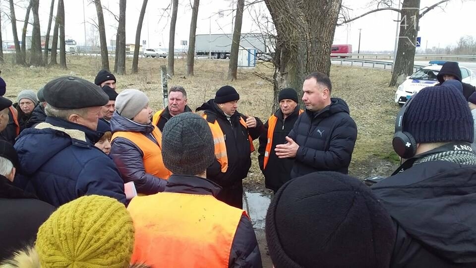 Працівники Новоградського автодору перекриють трасу Київ-Чо..., фото-1 Працівники Новоградського автодору перекриють трасу Київ-Чоп, якщо їм не виплатять зарплату (ФОТО), фото-1