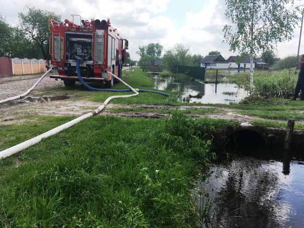 Рятувальники Новоград-Волинщини продовжують надавати допомо..., фото-2 Рятувальники Новоград-Волинщини продовжують надавати допомогу населенню по ліквідації наслідків буревію, фото-2