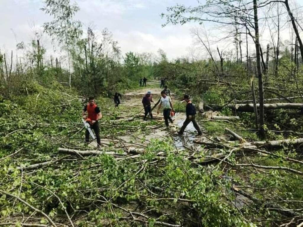 Рятувальники Новоград-Волинщини продовжують надавати допомо..., фото-3 Рятувальники Новоград-Волинщини продовжують надавати допомогу населенню по ліквідації наслідків буревію, фото-3