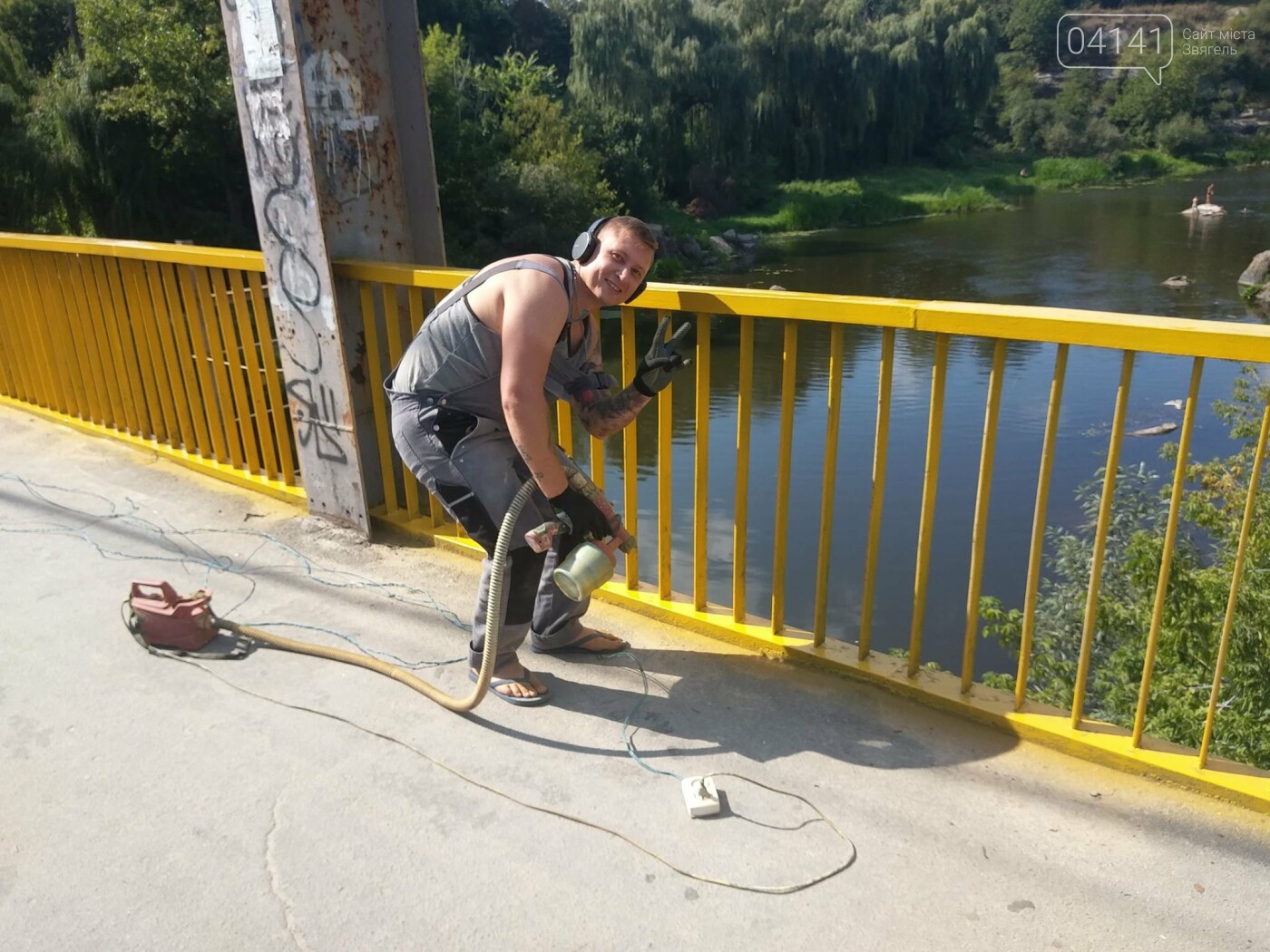 Як у Новограді-Волинському пішохідний міст фарбували (ФОТО) , фото-1 Як у Новограді-Волинському пішохідний міст фарбували (ФОТО) , фото-1