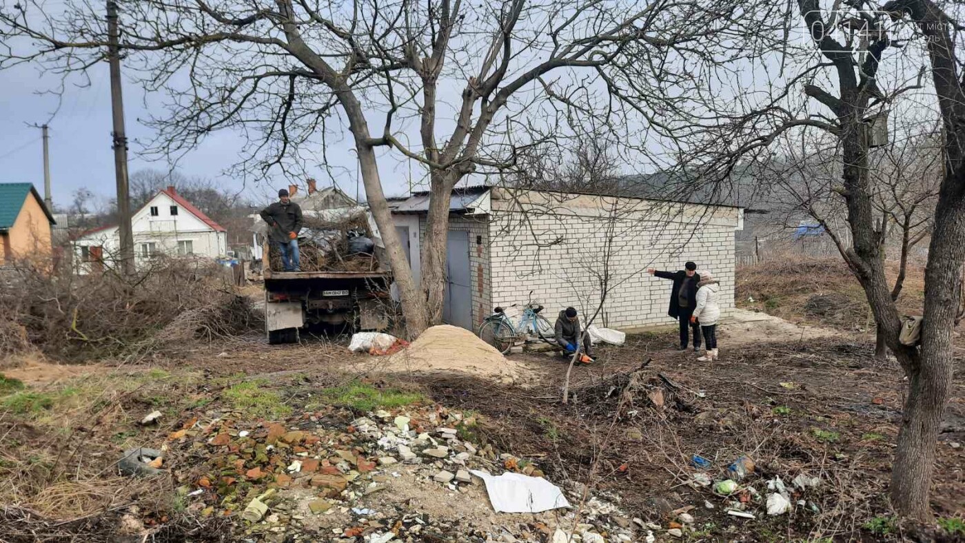 Як в Новограді проходить толока з прибирання сміття біля Ф..., фото-8 Як в Новограді проходить толока з прибирання сміття біля Фортеці (ФОТО), фото-8