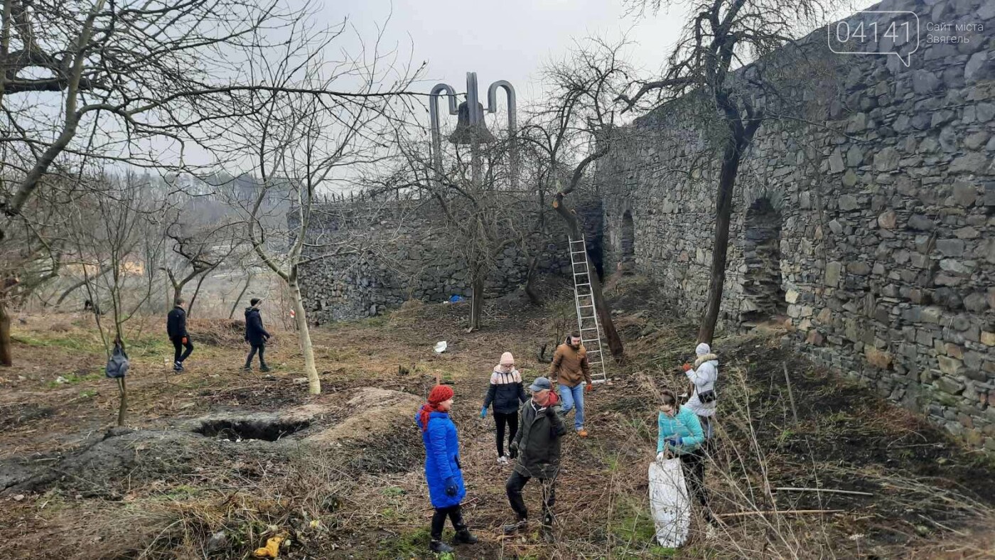 Як в Новограді проходить толока з прибирання сміття біля Ф..., фото-9 Як в Новограді проходить толока з прибирання сміття біля Фортеці (ФОТО), фото-9