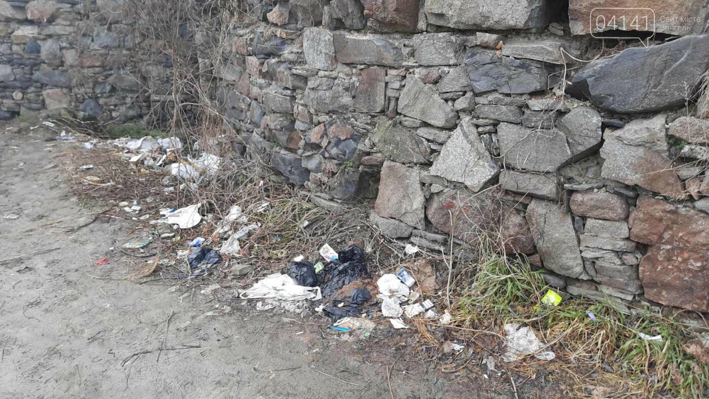 Як в Новограді проходить толока з прибирання сміття біля Ф..., фото-2 Як в Новограді проходить толока з прибирання сміття біля Фортеці (ФОТО), фото-2