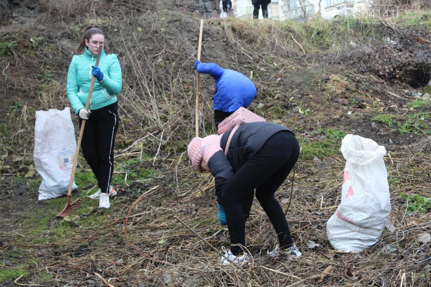 Як в Новограді проходить толока з прибирання сміття біля Ф..., фото-5 Як в Новограді проходить толока з прибирання сміття біля Фортеці (ФОТО), фото-5