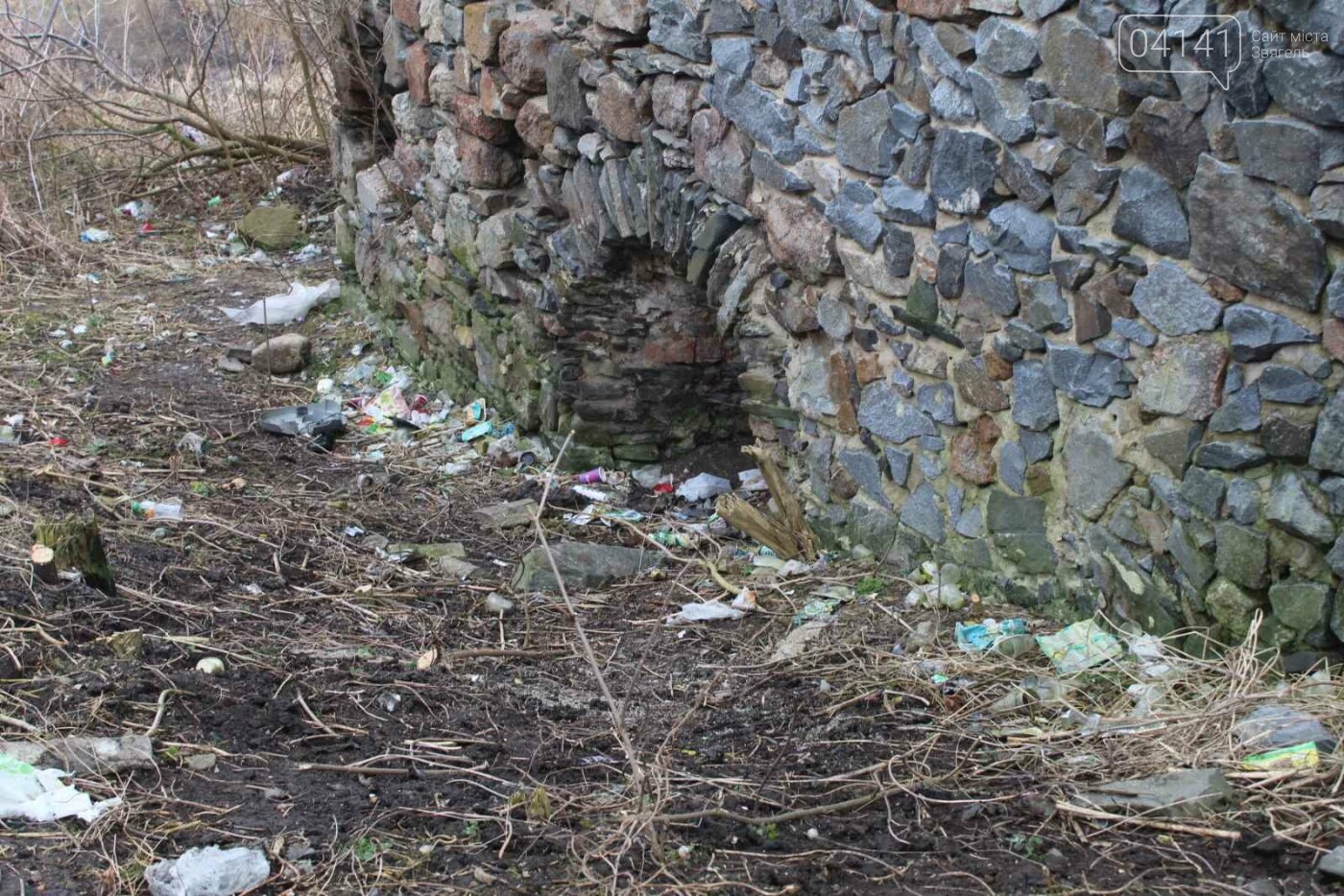 Як в Новограді проходить толока з прибирання сміття біля Ф..., фото-3 Як в Новограді проходить толока з прибирання сміття біля Фортеці (ФОТО), фото-3
