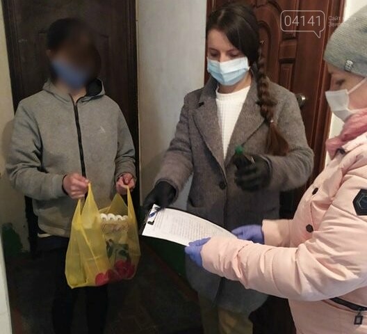У Новограді-Волинському допомагають сім’ям продуктовими наб..., фото-1 У Новограді-Волинському допомагають сім’ям продуктовими наборами та вживаними речами, фото-1