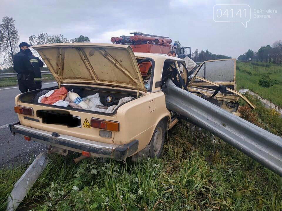 На автотрасі Київ-Чоп ВАЗівка наскрізь протаранила відбійник, фото-1 На автотрасі Київ-Чоп ВАЗівка наскрізь протаранила відбійник, фото-1