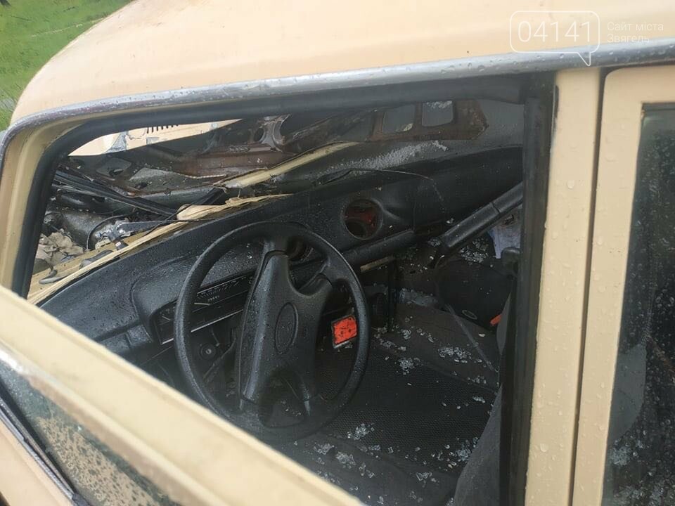 На автотрасі Київ-Чоп ВАЗівка наскрізь протаранила відбійник, фото-2 На автотрасі Київ-Чоп ВАЗівка наскрізь протаранила відбійник, фото-2