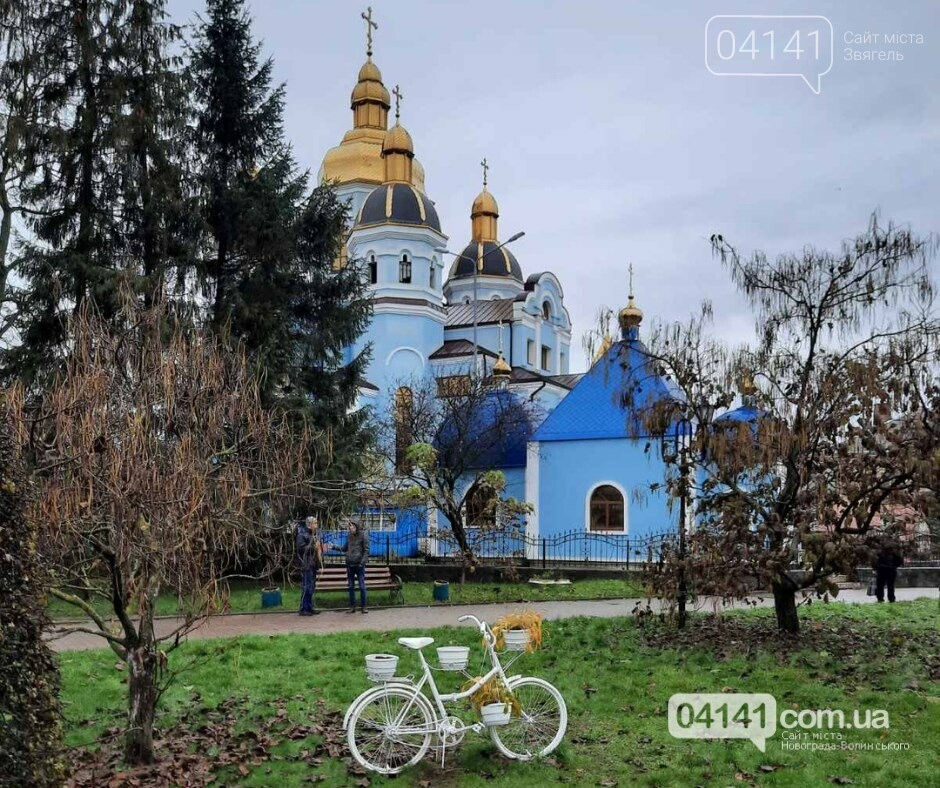 У Новограді вандали намагалися викрасти місцевий "артоб'єкт..., фото-1 У Новограді вандали намагалися викрасти місцевий "артоб'єкт" - велосипед, фото-1