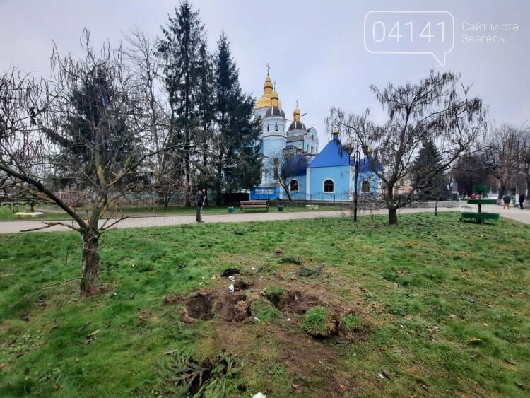 У Новограді вандали намагалися викрасти місцевий "артоб'єкт..., фото-2 У Новограді вандали намагалися викрасти місцевий "артоб'єкт" - велосипед, фото-2