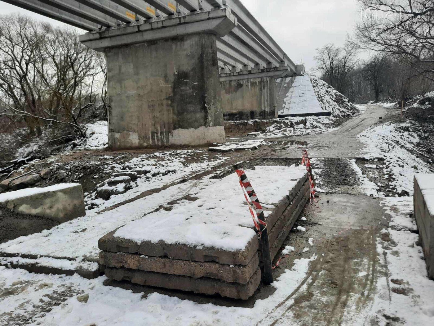Навіть не пробуйте! Об'їхати вздовж Чижівського моста "чорт..., фото-3 Навіть не пробуйте! Об'їхати вздовж Чижівського моста "чортову" дорогу не вийде, фото-3