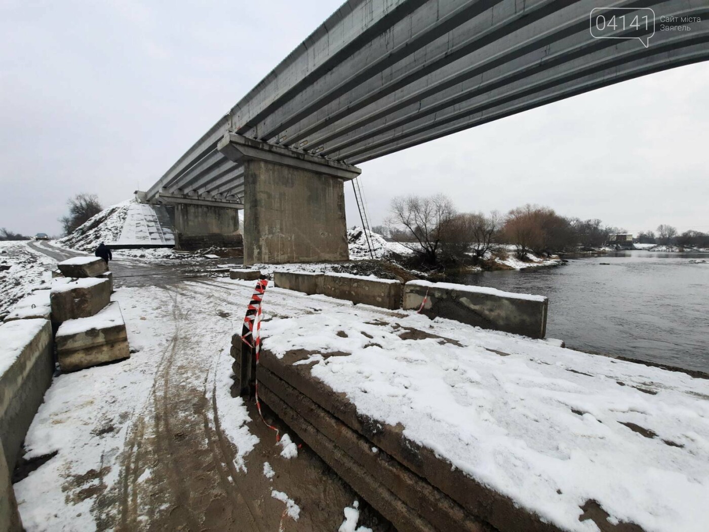 Навіть не пробуйте! Об'їхати вздовж Чижівського моста "чорт..., фото-1 Навіть не пробуйте! Об'їхати вздовж Чижівського моста "чортову" дорогу не вийде, фото-1