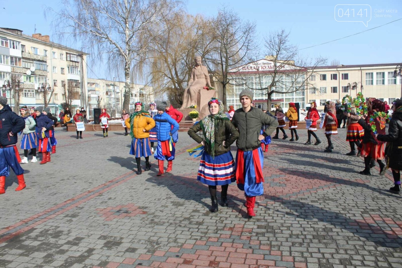 Квіти, промови і "ганьба": Як у Новограді вшановують Лесю..., фото-11 Квіти, промови і "ганьба": Як у Новограді вшановують Лесю Українку, фото-11