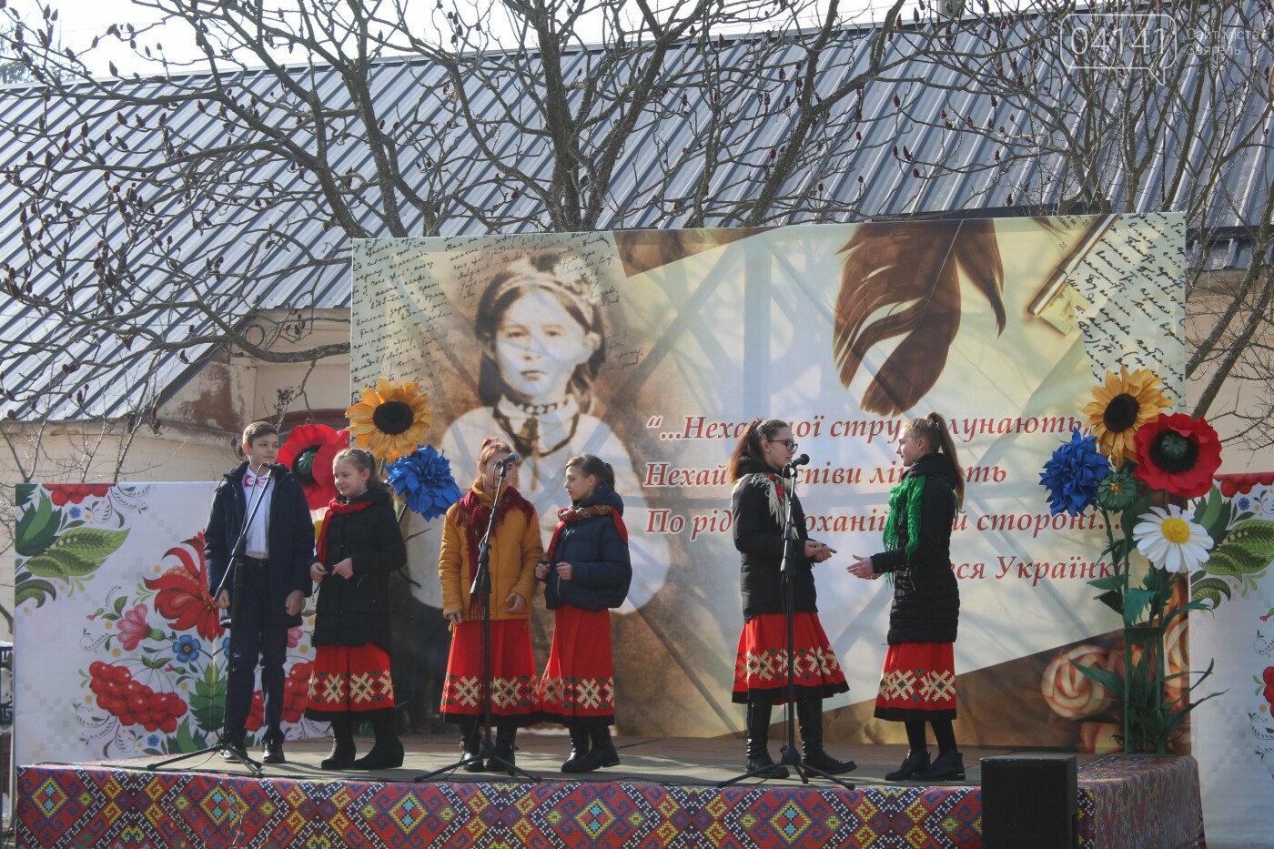Квіти, промови і "ганьба": Як у Новограді вшановують Лесю У..., фото-2 Квіти, промови і "ганьба": Як у Новограді вшановують Лесю Українку, фото-2
